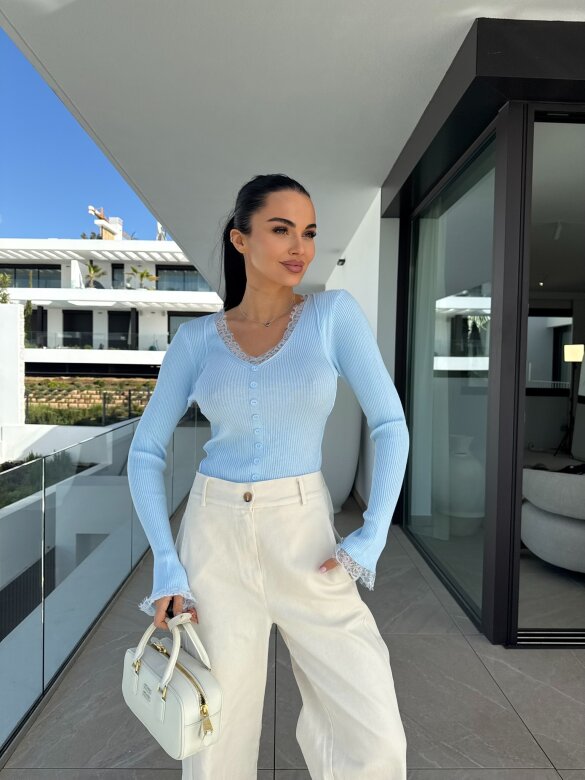 Sweter Floriss z koronką błękitny