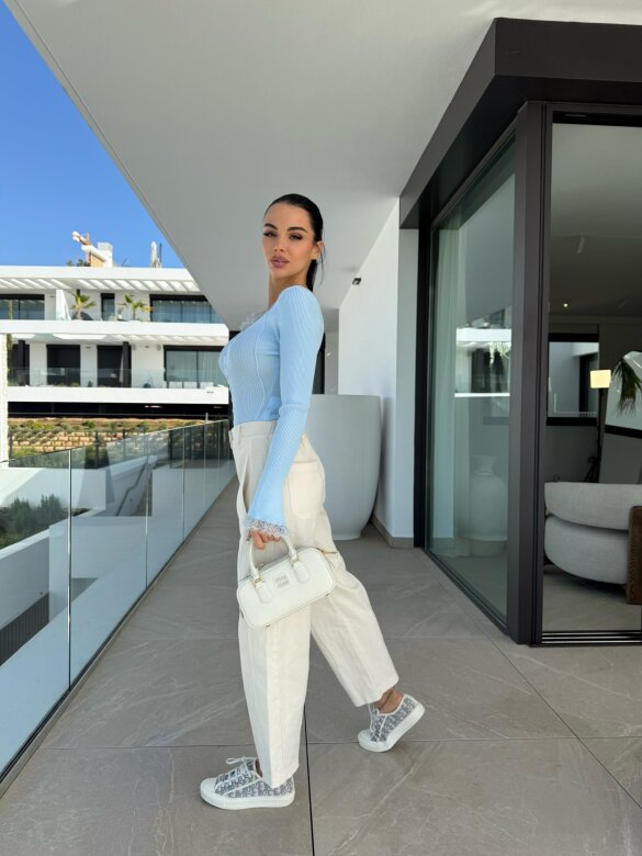 Sweter Floriss z koronką błękitny