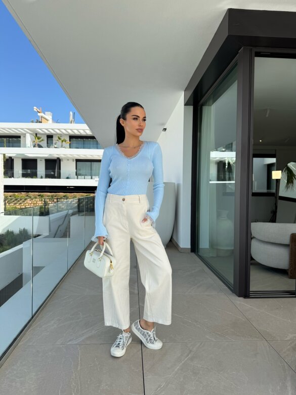 Sweter Floriss z koronką błękitny