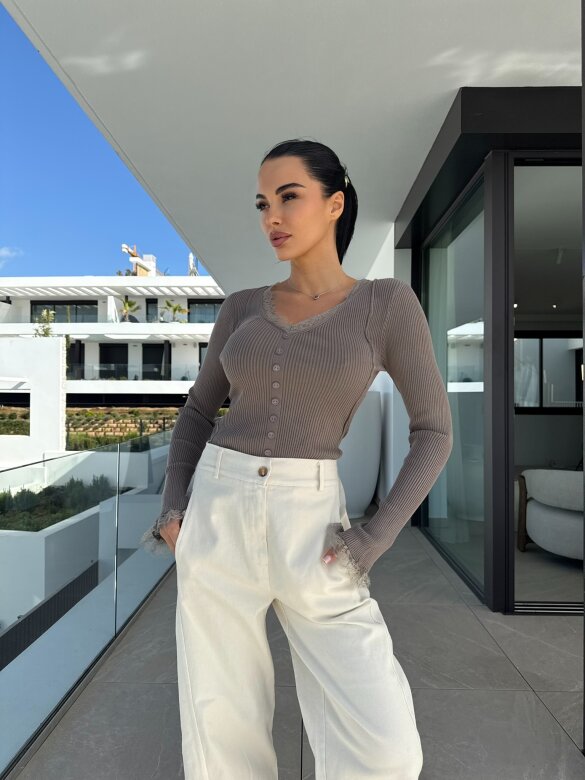 Sweter Floriss z koronką mocca