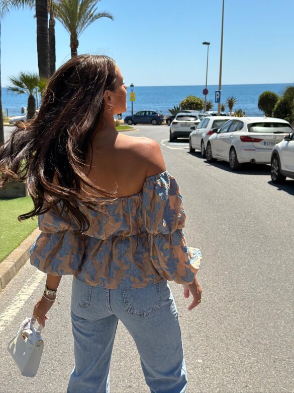 Bluzka Alira hiszpanka z wiskozy beżowo-niebieska