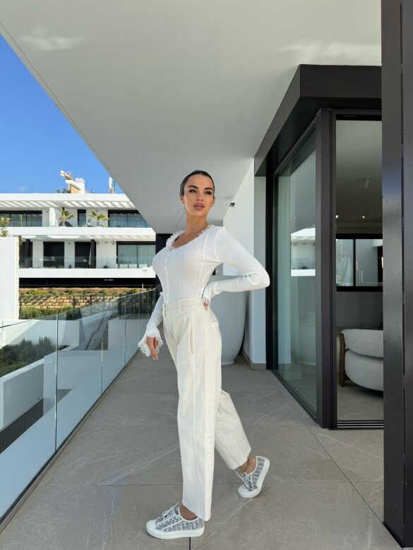 Sweter Floriss z koronką biały