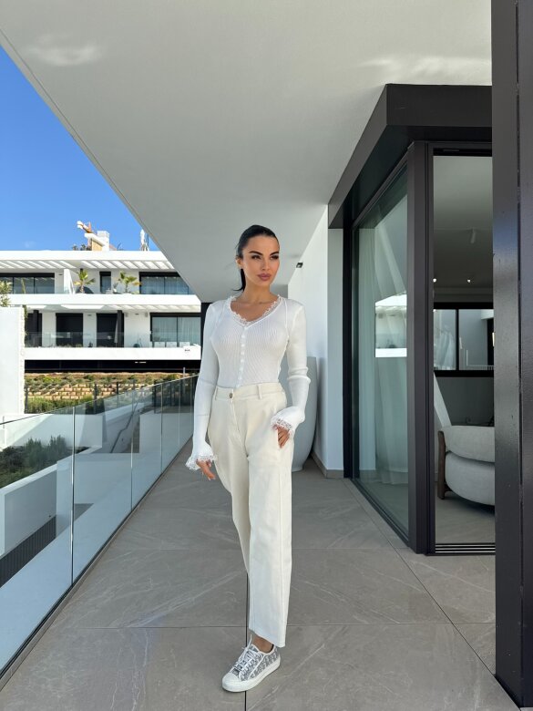 Sweter Floriss z koronką biały