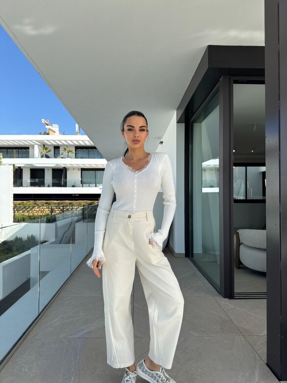 Sweter Floriss z koronką biały