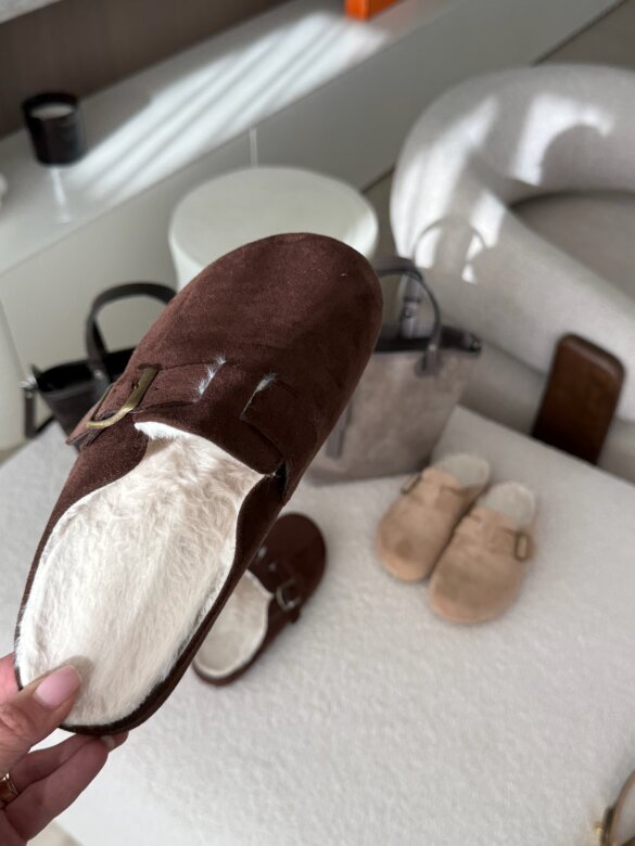 Klapki Naleris z klamrą czekoladowe