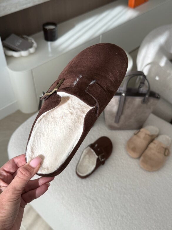 Klapki Naleris z klamrą czekoladowe