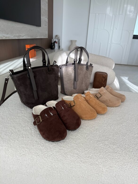 Klapki Naleris z klamrą czekoladowe