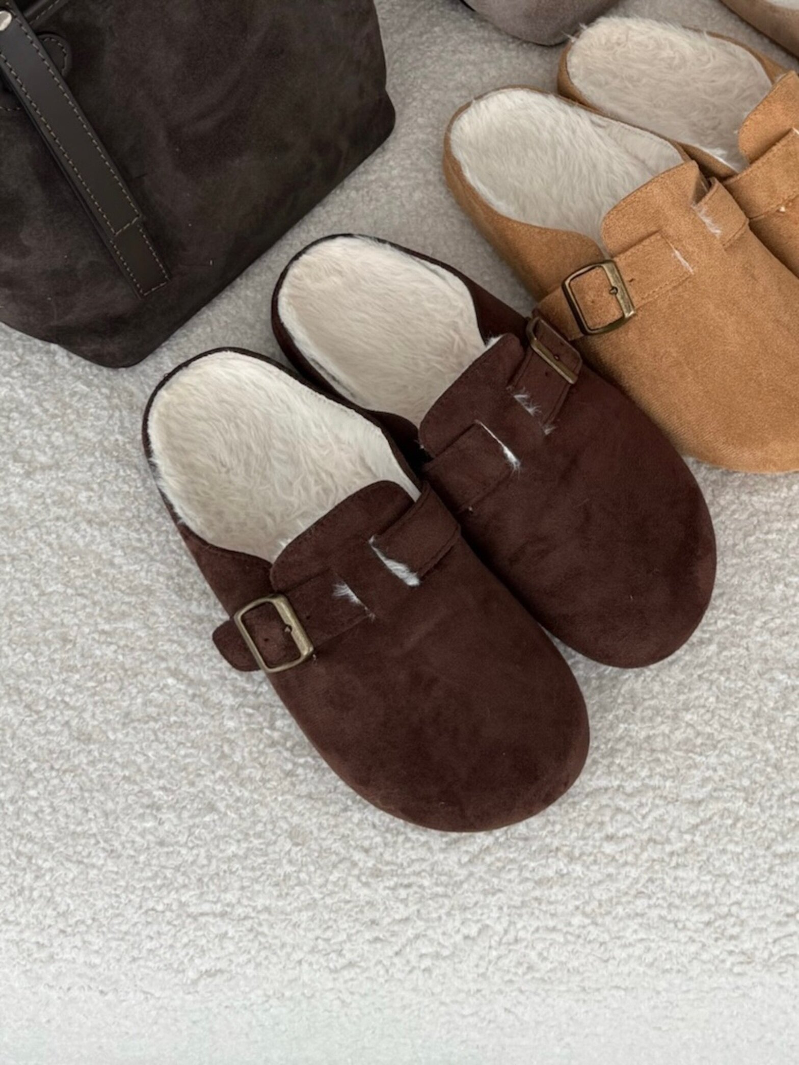 Klapki Naleris z klamrą czekoladowe