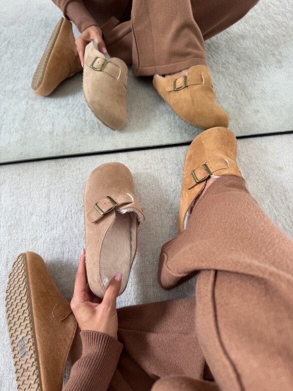 Klapki Naleris z klamrą karmelowe 