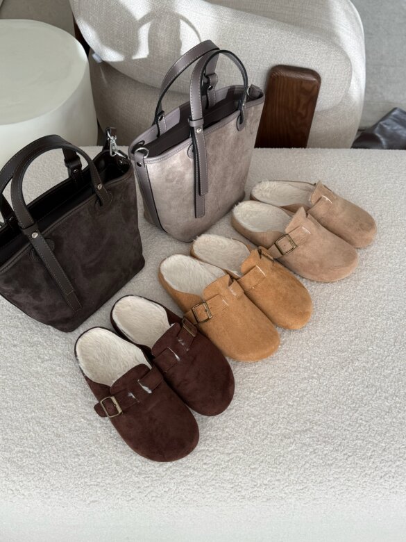 Klapki Naleris z klamrą karmelowe 