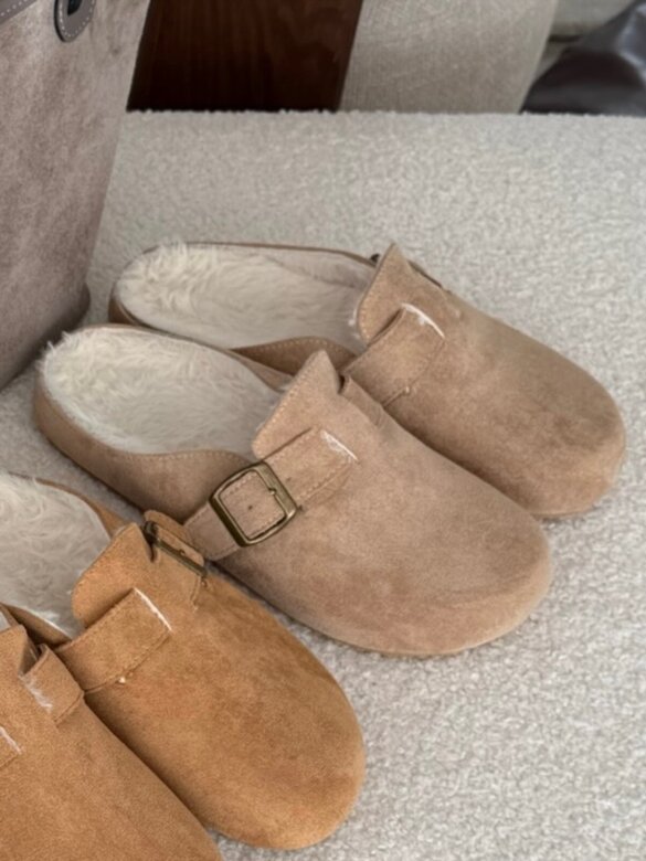 Klapki Naleris z klamrą mocca 