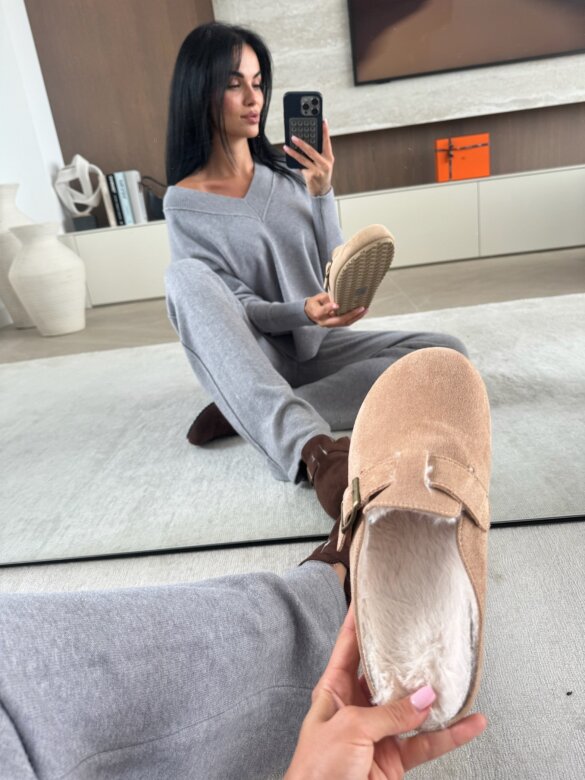 Klapki Naleris z klamrą mocca 