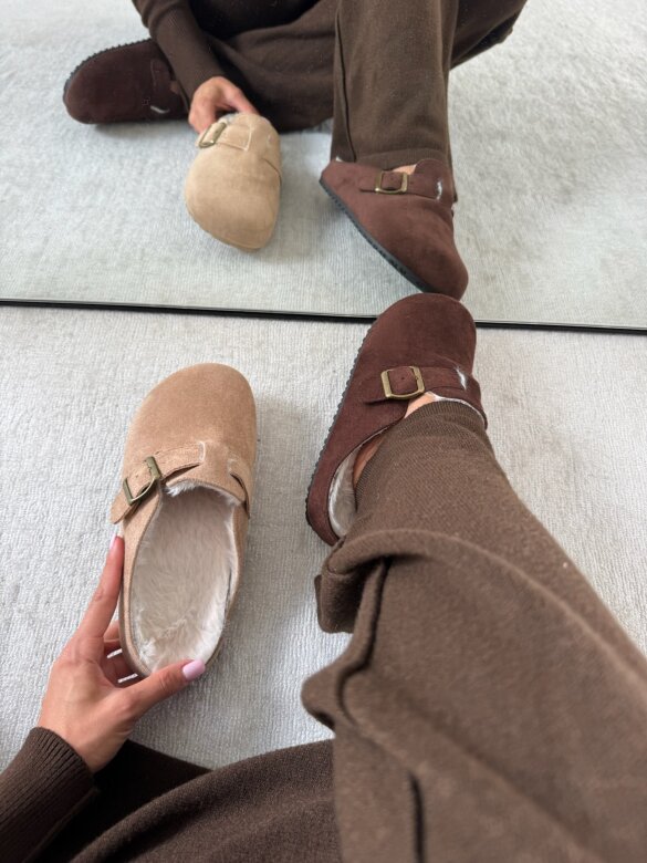 Klapki Naleris z klamrą mocca 