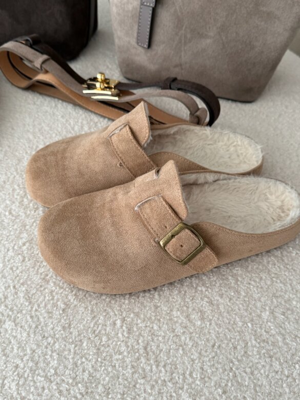 Klapki Naleris z klamrą mocca 