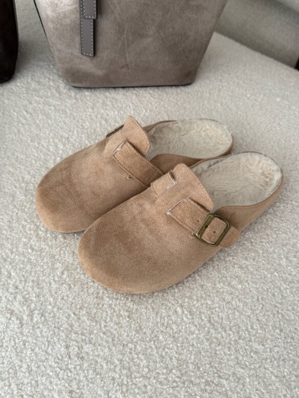 Klapki Naleris z klamrą mocca 