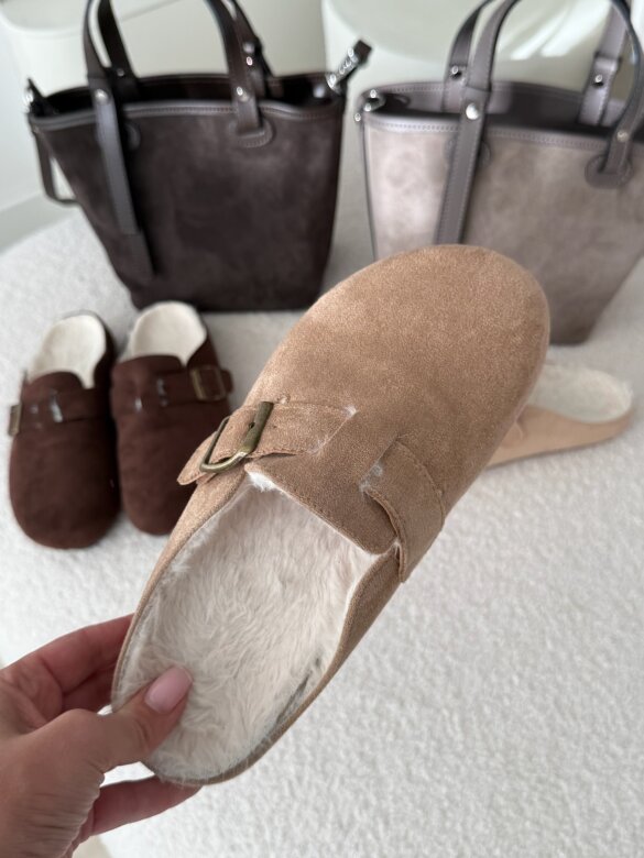 Klapki Naleris z klamrą mocca 