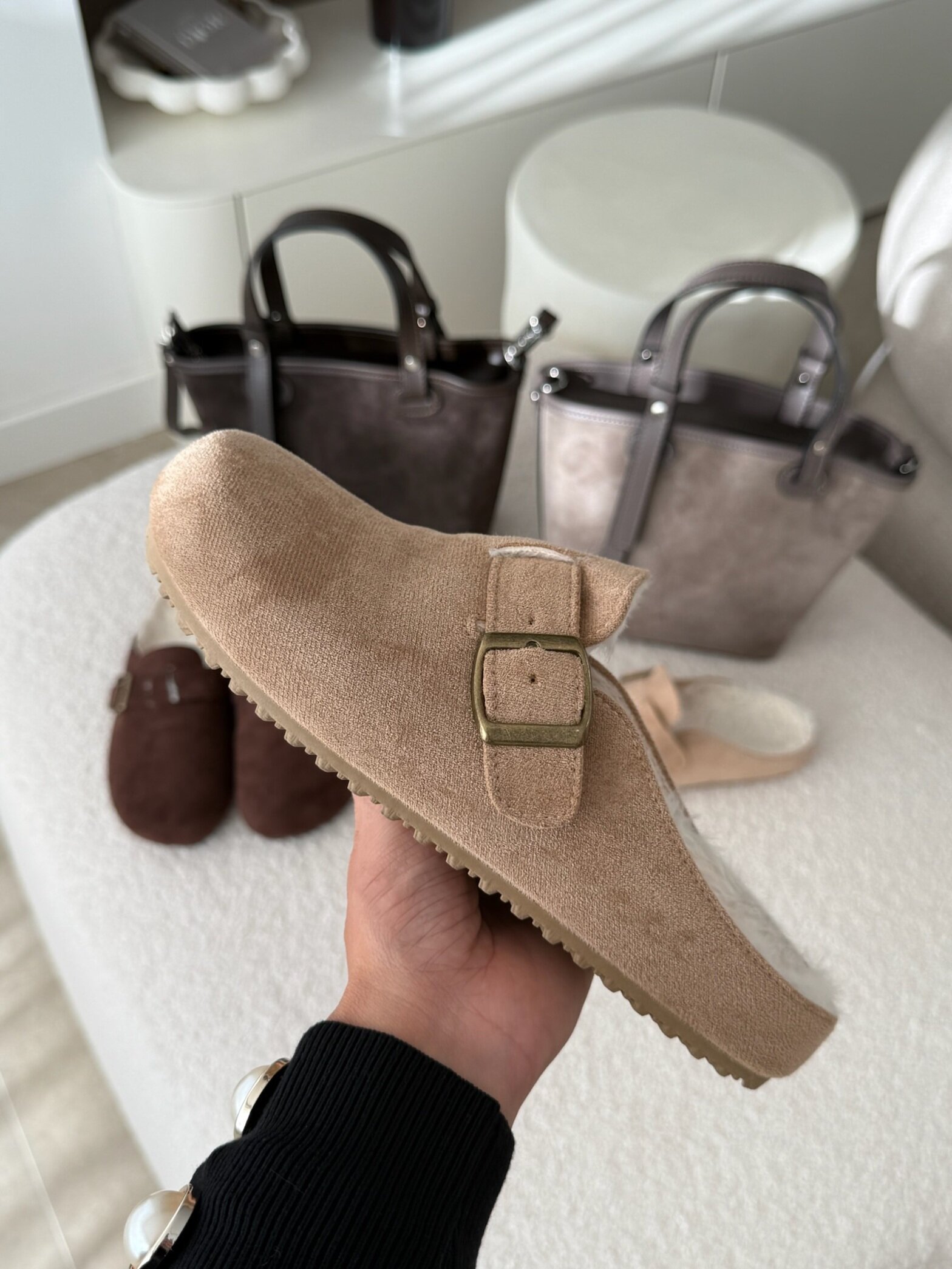 Klapki Naleris z klamrą mocca 