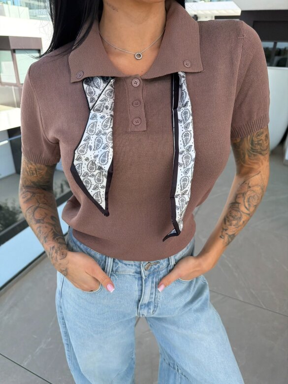 T-shirt Faletto z apaszką brązowy