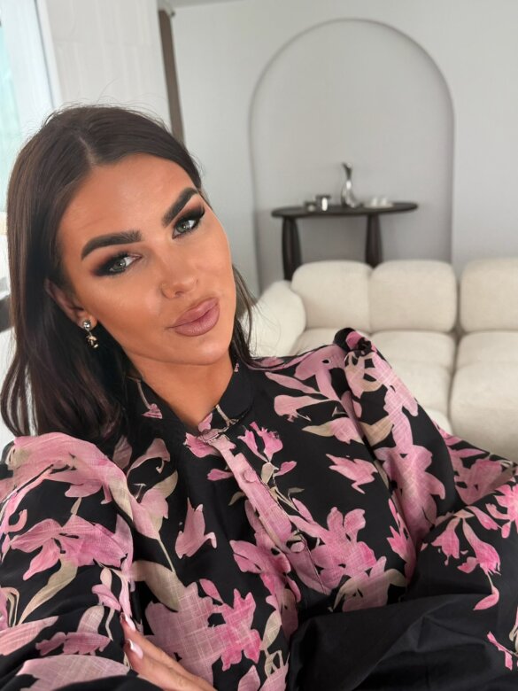 Sukienka Larosa z paskiem czarno-różowa