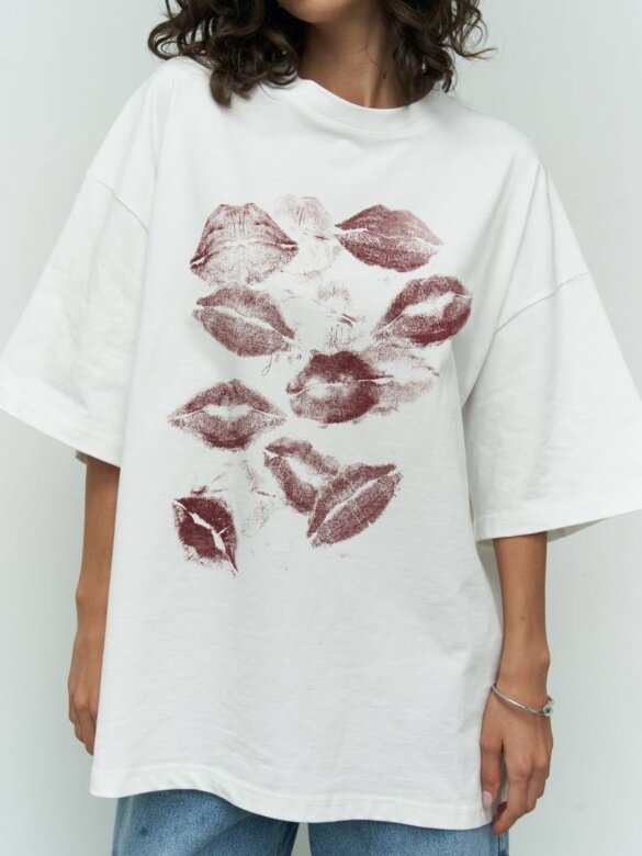 T-shirt Kiss Is Better biały